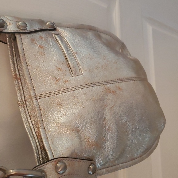 B. Makowsky Silver Distressed Leather Crossbody Handbag - Picture 4 of 13